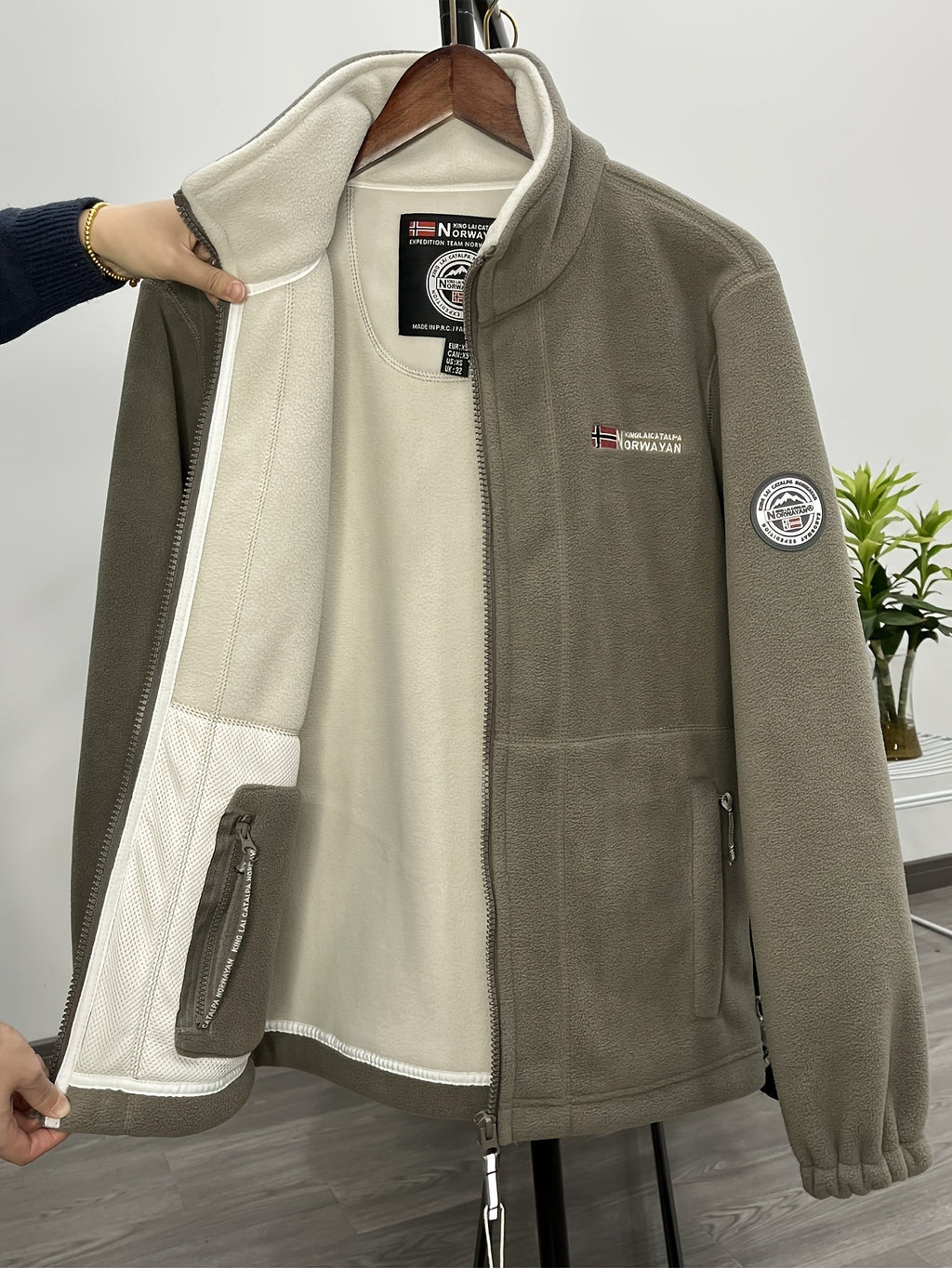 Julius Veste Polaire Outdoor Homme – Soft, Warm & Light with Protective Collar