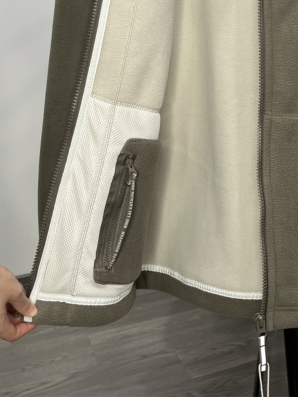Julius Veste Polaire Outdoor Homme – Soft, Warm & Light with Protective Collar